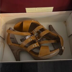 Söfft since 1927 ochre Yellow Heels